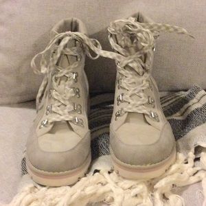 Khaki lace up fall boot